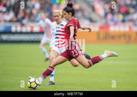 Houston, TX, Stati Uniti d'America. 8 apr, 2018. Messico defender Christina Murillo passa la palla durante un calcio internazionale amichevole tra il Messico e gli Stati Uniti di BBVA Compass Stadium di Houston, TX. Stati Uniti d'America ha vinto la partita 6-2.Trask Smith/CSM/Alamy Live News Foto Stock