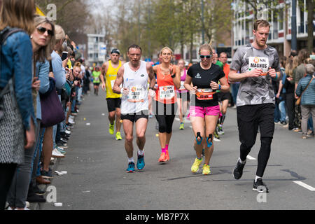 Rotterdam, Paesi Bassi. 8 Apr 2018. Gli atleti corrono lungo Mariniersweg durante la maratona di Rotterdam. Le condizioni erano molto caldi con una temperatura elevata di 21C. La maratona è noto per i suoi tempi veloci. Credito: Tony Taylor/Alamy Live News Foto Stock