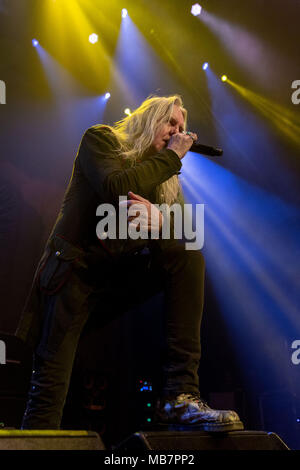 Hammond, Indiana, Stati Uniti d'America. 6 apr, 2018. BIFF BYFORD dei Saxon esegue in concerto presso la sede a ferro di cavallo Casino di Hammond, Indiana Credito: Daniel DeSlover/ZUMA filo/Alamy Live News Foto Stock