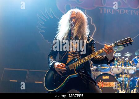 Hammond, Indiana, Stati Uniti d'America. 6 apr, 2018. DOUG SCARRATT di Saxon esegue in concerto presso la sede a ferro di cavallo Casino di Hammond, Indiana Credito: Daniel DeSlover/ZUMA filo/Alamy Live News Foto Stock