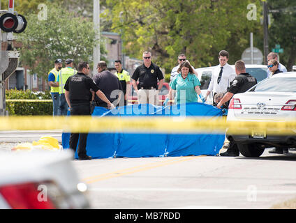 Delray Beach, Florida, Stati Uniti d'America. 8 apr, 2018. Delray ufficiali della polizia e della scena del crimine i tecnici sono visibili presso il sito di un fatale incidente ferroviario che a sinistra di una persona non identificata morto a i binari del treno a ovest dell'angolo di sud-est 2nd Avenue e a sud-est 4th Street in Delray Beach, Fla., domenica 8 aprile 2018. Credito: Andres Leiva/Palm Beach post/ZUMA filo/Alamy Live News Foto Stock