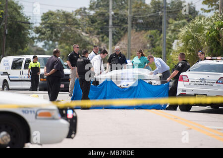 Delray Beach, Florida, Stati Uniti d'America. 8 apr, 2018. Delray ufficiali della polizia e della scena del crimine i tecnici sono visibili presso il sito di un fatale incidente ferroviario che a sinistra di una persona non identificata morto a i binari del treno a ovest dell'angolo di sud-est 2nd Avenue e a sud-est 4th Street in Delray Beach, Fla., domenica 8 aprile 2018. Credito: Andres Leiva/Palm Beach post/ZUMA filo/Alamy Live News Foto Stock