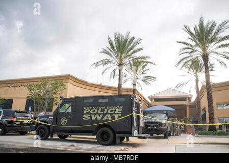 Delray Beach, Florida, Stati Uniti d'America. 8 apr, 2018. Un Boynton Beach polizia SWAT veicolo è visto parcheggiata sul lato est del mallduring un esercizio di polizia in Boynton Beach Mall in Boynton Beach, Fla., domenica 8 aprile 2018. Credito: Andres Leiva/Palm Beach post/ZUMA filo/Alamy Live News Foto Stock