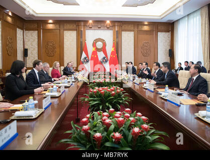 Pechino, Cina. 8 apr, 2018. Il premier cinese LI Keqiang incontra il Presidente austriaco Alexander Van der Bellen a Pechino Capitale della Cina, 8 aprile 2018. Credito: Wang Ye/Xinhua/Alamy Live News Foto Stock