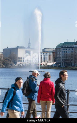 Amburgo, Germania. 06 apr, 2018. 06 aprile 2018, Germania Amburgo: La fontana Alster è nuovamente attivo e in funzione dopo la pausa invernale. Credito: Markus Scholz/dpa/Alamy Live News Foto Stock