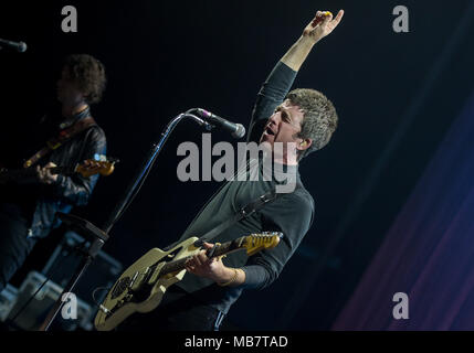 Amburgo, Germania. 08 aprile 2018, Germania Amburgo: il cantante britannico e cantautore Noel Gallagher, uno dei fondatori della band Oasis, stando in piedi sul palco al Mehr! Teatro presso il kick-off del suo tour. Gallagher e la sua band High flying uccelli anche giocare a Duesseldorf (9.4.), Monaco di Baviera (12.4.), Berlino (16.4.) e Wiesbaden (17.4.). Foto: Axel Heimken/dpa Credito: dpa picture alliance/Alamy Live News Foto Stock