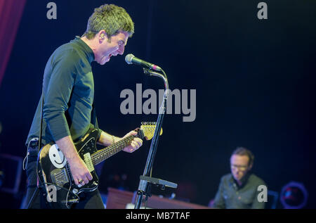 Amburgo, Germania. 08 aprile 2018, Germania Amburgo: il cantante britannico e cantautore Noel Gallagher, uno dei fondatori della band Oasis, stando in piedi sul palco al Mehr! Teatro presso il kick-off del suo tour. Gallagher e la sua band High flying uccelli anche giocare a Duesseldorf (9.4.), Monaco di Baviera (12.4.), Berlino (16.4.) e Wiesbaden (17.4.). Foto: Axel Heimken/dpa Credito: dpa picture alliance/Alamy Live News Foto Stock