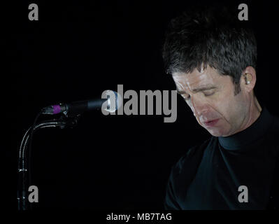 Amburgo, Germania. 08 aprile 2018, Germania Amburgo: il cantante britannico e cantautore Noel Gallagher, uno dei fondatori della band Oasis, stando in piedi sul palco al Mehr! Teatro presso il kick-off del suo tour. Gallagher e la sua band High flying uccelli anche giocare a Duesseldorf (9.4.), Monaco di Baviera (12.4.), Berlino (16.4.) e Wiesbaden (17.4.). Foto: Axel Heimken/dpa Credito: dpa picture alliance/Alamy Live News Foto Stock