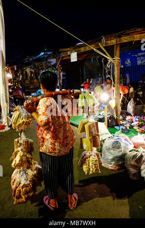 Notte mercato gli operatori a Toul Tom Poung mercato , o "Mercato Russo' in Phnom Penh Cambogia. 27/3/18 Foto © Andy Buchanan 2018 Foto Stock