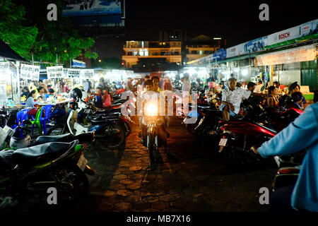 Tempo di notte vedute di Toul Tom Poung Mercato, noto anche come il mercato russo in Phnom Penh Cambogia. Foto Stock