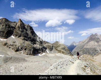 Tall atletico scalatore maschio sull'approccio escursione in remoto a un campo base in francese ASlps Foto Stock