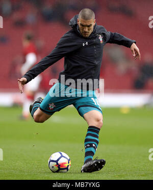 Southampton Oriol Romeu si riscalda prima della Premier League a Emirates Stadium di Londra. Foto Stock