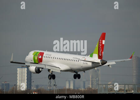 Toccare Express aereo Embraer 190 sull approccio al London City Airport Foto Stock