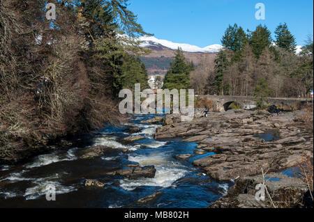 La bellissima Falls of Dochart corrono attraverso la piccola cittadina di Killin, in Loch Lomond e il Trossachs National Park Foto Stock