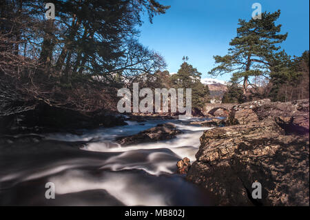 La bellissima Falls of Dochart corrono attraverso la piccola cittadina di Killin, in Loch Lomond e il Trossachs National Park Foto Stock