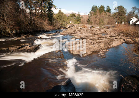 La bellissima Falls of Dochart corrono attraverso la piccola cittadina di Killin, in Loch Lomond e il Trossachs National Park Foto Stock