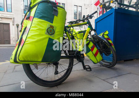 Un paramedico ambulanza bicicletta nel centro di Londra Foto Stock