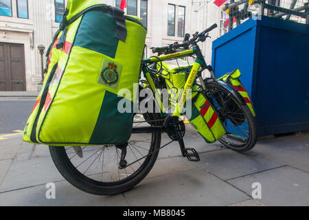 Un paramedico ambulanza bicicletta nel centro di Londra Foto Stock