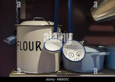 Blu e bianco smaltato pentole, tegami e cucchiai in una cucina rurale Foto Stock