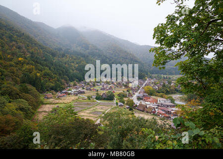 Shirakawa-go villaggio nella Prefettura di Gifu, Giappone. Si tratta di uno dei Patrimonio Mondiale UNESCO siti. Foto Stock
