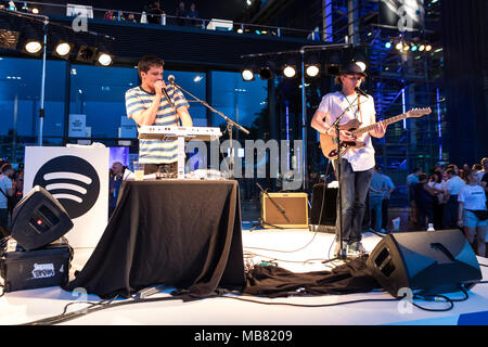 Il cantante australiano duo Jamie MacDowell e Tom Thum live presso il venticinquesimo Blue Balls Festival di Lucerna, Svizzera Foto Stock