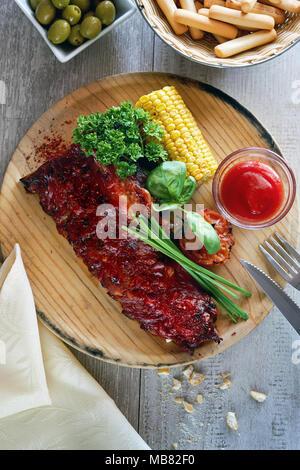 Deliziosa costolette di maiale condita con una salsa piccante Foto Stock