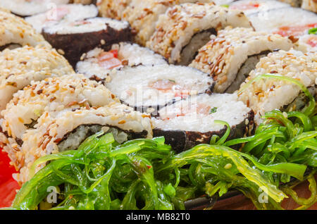 Close-up di sushi con insalata di alghe marine Foto Stock