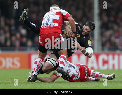 Exeter di Dave Dennis è affrontato da Gloucester John Afoa e Lewis Ludlow durante la Aviva Premiership corrispondono a Sandy Park, Exeter. Foto Stock