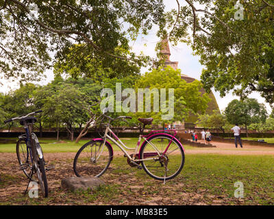 Vista orizzontale della massiccia Rankoth Vehera stupa in Polonnaruwa, Sri Lanka. Foto Stock