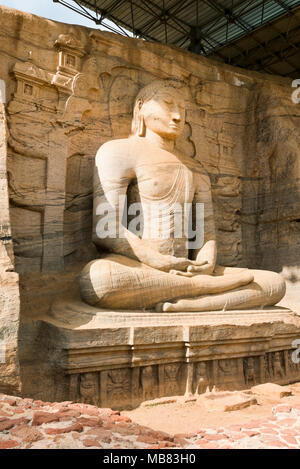 Verticale di chiusura del seduto statua del Buddha a Gal Viharaya in Polonnaruwa, Sri Lanka. Foto Stock