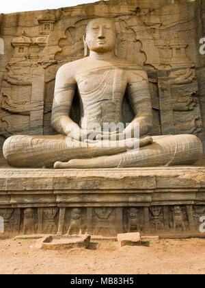 Verticale di chiusura del seduto statua del Buddha a Gal Viharaya in Polonnaruwa, Sri Lanka. Foto Stock