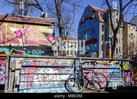 Edifici e graffiti, Alaunstrasse è il centro della cultura alternativa a Dresda Neustadt Germania graffiti muro Europa città Foto Stock