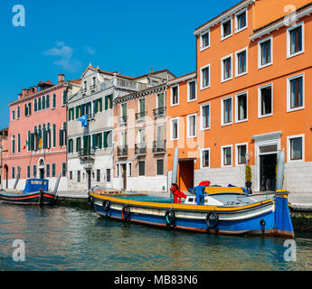 Case colorate lungo il Canale di Cannaregio a Venezia, Veneto, Italia. Foto Stock