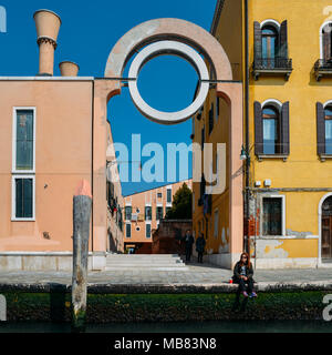 Case colorate lungo il Canale di Cannaregio a Venezia, Veneto, Italia Foto Stock