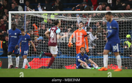 Chelsea portiere Thibaut Courtois (terza a destra) guarda sconsolato durante il match di Premier League a Stamford Bridge, Londra. Foto Stock