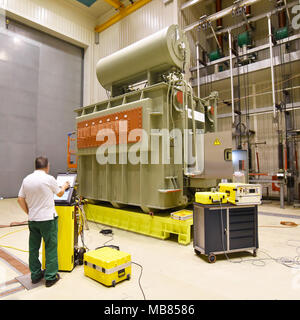 Scienziato opera una struttura di ricerca nel settore: macchina per la produzione di lampi artificiali - impianto pilota in ingegneria meccanica Foto Stock