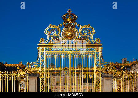 Chateau de Versailles (Palazzo di Versailles), un sito Patrimonio Mondiale dell'UNESCO, Francia - il gate d'Onore Foto Stock