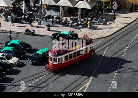 Lisbona. Il Portogallo. Il 28 gennaio 2018. Vista aerea di un vecchio tram giallo su strade di Lisbona Foto Stock