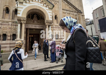 La pasqua ortodossa russa celebrazioni e benedizioni presso la chiesa russa in Knightsbridge, Londra. Foto Stock