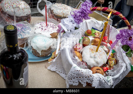 La pasqua ortodossa russa celebrazioni e benedizioni presso la chiesa russa in Knightsbridge, Londra. Foto Stock