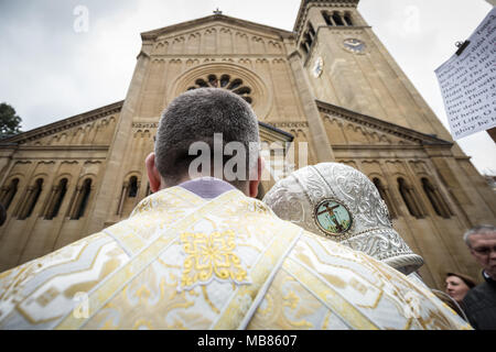 La pasqua ortodossa russa celebrazioni e benedizioni presso la chiesa russa in Knightsbridge, Londra. Foto Stock