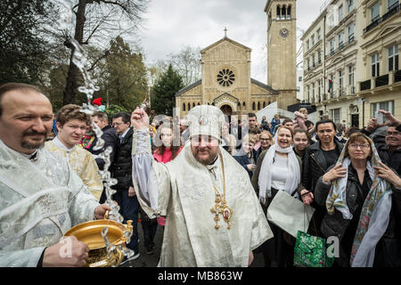 La pasqua ortodossa russa celebrazioni e benedizioni presso la chiesa russa in Knightsbridge, Londra. Foto Stock