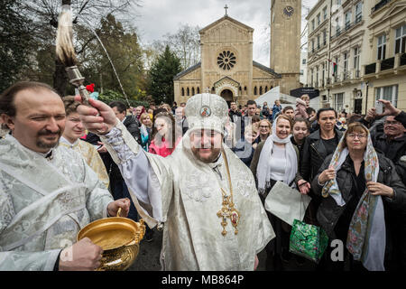 La pasqua ortodossa russa celebrazioni e benedizioni presso la chiesa russa in Knightsbridge, Londra. Foto Stock