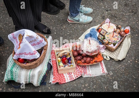 La pasqua ortodossa russa celebrazioni e benedizioni presso la chiesa russa in Knightsbridge, Londra. Foto Stock