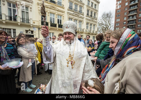 La pasqua ortodossa russa celebrazioni e benedizioni presso la chiesa russa in Knightsbridge, Londra. Foto Stock