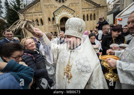 La pasqua ortodossa russa celebrazioni e benedizioni presso la chiesa russa in Knightsbridge, Londra. Foto Stock