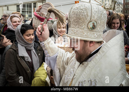 La pasqua ortodossa russa celebrazioni e benedizioni presso la chiesa russa in Knightsbridge, Londra. Foto Stock