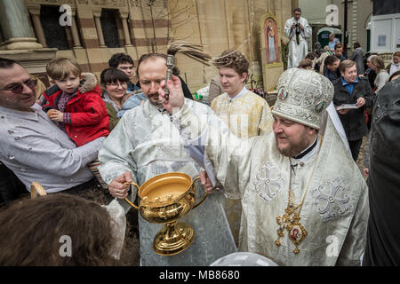 La pasqua ortodossa russa celebrazioni e benedizioni presso la chiesa russa in Knightsbridge, Londra. Foto Stock