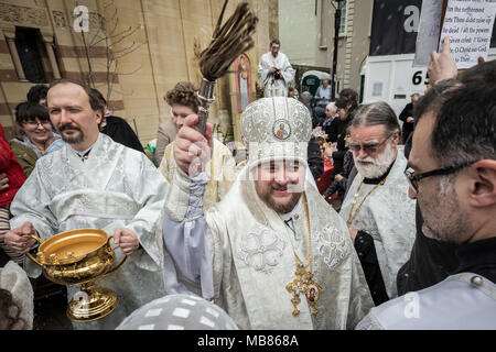 La pasqua ortodossa russa celebrazioni e benedizioni presso la chiesa russa in Knightsbridge, Londra. Foto Stock