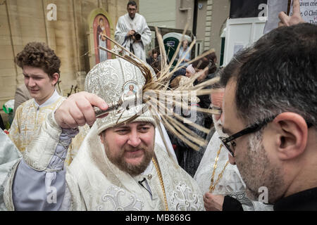 La pasqua ortodossa russa celebrazioni e benedizioni presso la chiesa russa in Knightsbridge, Londra. Foto Stock